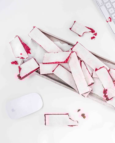 Zerteilte Fruchtschnitten mit Aprikosen, Feigen und Cranberries neben einer Tastatur und einer Maus.
