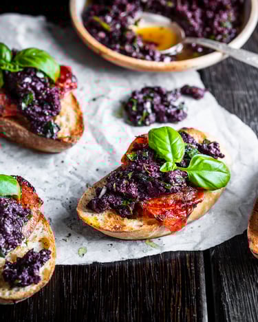 Crostini mit Oliventapenade und Tomaten