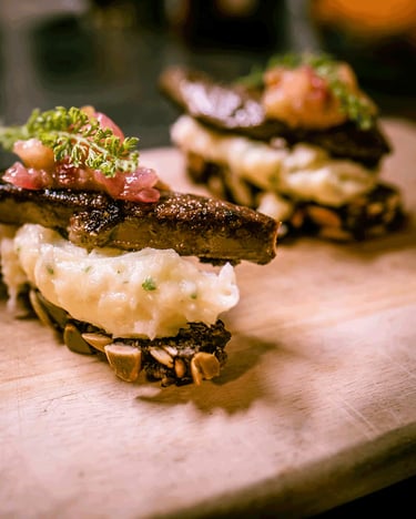 Smörrebröd mit gebratener Lammleber, Kartoffelaufstrich und Apfel-Zwiebelkompott