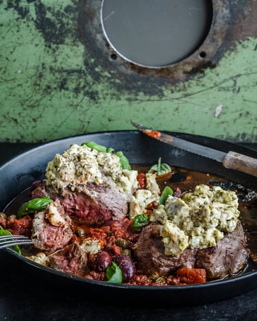 Steaks in Tomatensosse und Feta