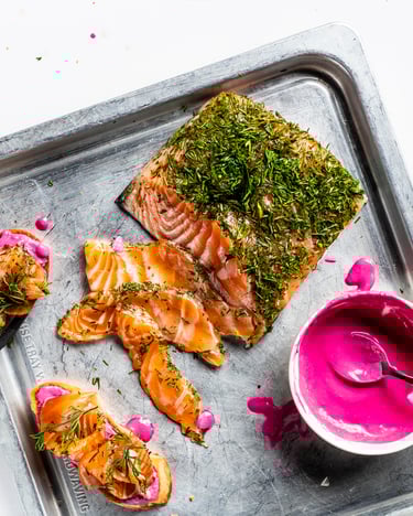 Graved Lachs auf metallischem Blech mit angestelltem Rote Bete-Meerrettich in Schale