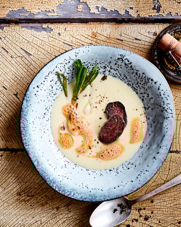 Kartoffelsuppe Mit Apfelschaum Und Gebackenen Zwiebeln