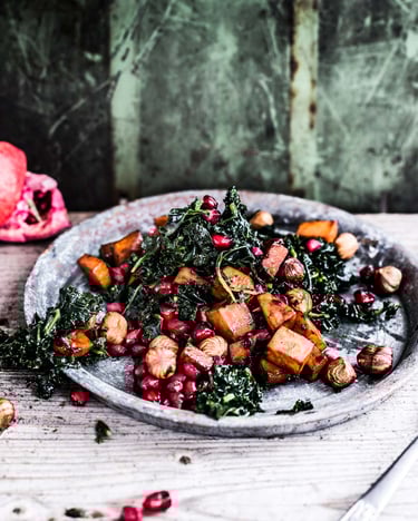 Grünkohlsalat mit Süßkartoffeln und Nüssen