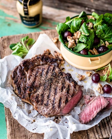 Steak mit Walnuss-Senf-Marinade und frischer Feldsalat.