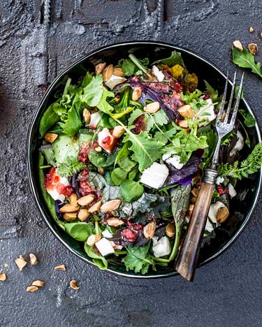 Wildkräuter-Salat mit Himbeer-Vinaigrette und Mandeln