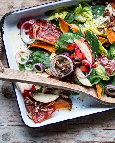 Salat mit Pancetta, Zwiebeln, Süßkartoffeln und Apfel-Dressing