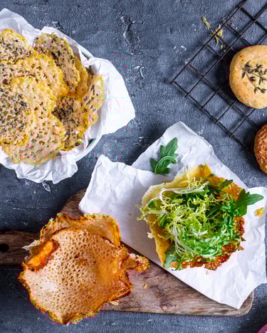 Moodfoto von 3 Rezepten mit Parmesan - Parmesanchips, Parmesankörbchen, Parmesan-Cookies