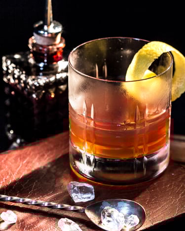 Sazerac Cocktail mit Whisky, Absinth und Bitters.