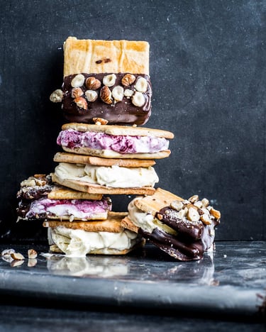 Eis-Sandwiches selber machen. Wir machen auch die Butterkekse selber!