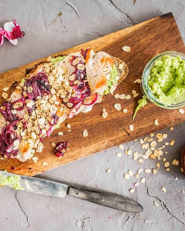 Brot mit Avocado und Putenbrust