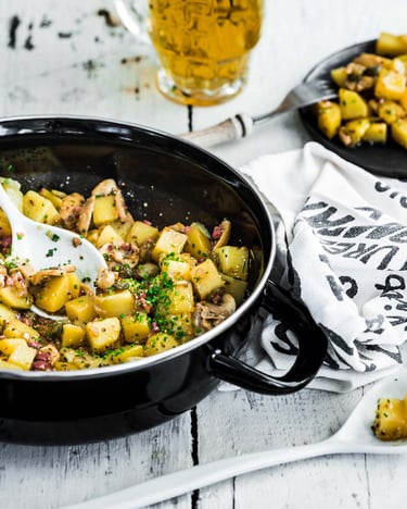 Kartoffelsalat mit Essig und Öl, Speck und Chamignons