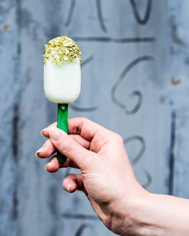 Veganes Kokoseis mit Matcha und Müsli am Stil.