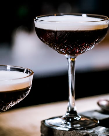 White Russian Cocktail mit Wodka, Kahlua und Sahne.