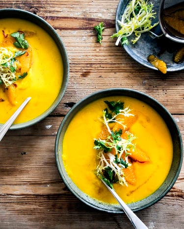 Möhren-Ingwer-Suppe mit Orangen-Vanille-Topping