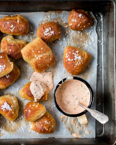 Brezelstückchen mit selbst gemachter Obazda-Sauce