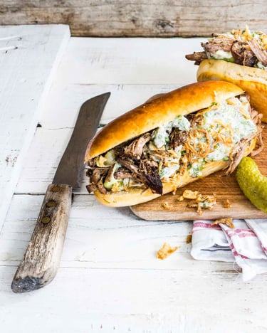 Pulled-Pork-Hot-Dog mit Kräutern