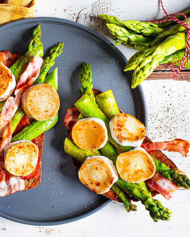Spargelstulle mit Ziegenkäse und Bacon