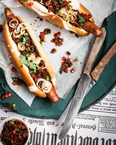 Laugen-Hotdog mit Paprika-Relish, Röstzwiebeln und selbst gemachter Senfcreme