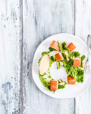 Lachs mit Avocadopüree und Spargeleis