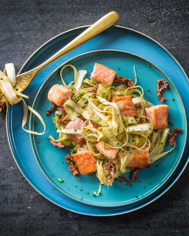 Pastinakentagliatelle mit Lachs