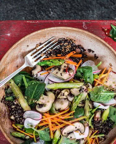 Quinoa-Spargel-Salat mit Pilzen