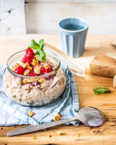 Fruchtiges Porridge mit Mandeln