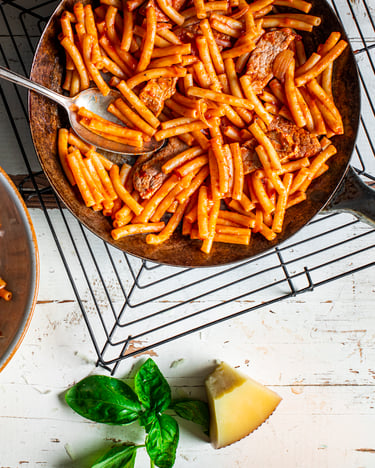 Italienische-Nudeln-mit-Filet-vom-Schwein-und-Schafsmilchkäse