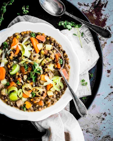 Eintopf aus zweierlei Linsen mit Suppengemüse, Möhren, Kartoffeln und Majoran.