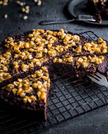 Glutenfreier Schokokuchen mit gesalzenem Erdnusskaramell 