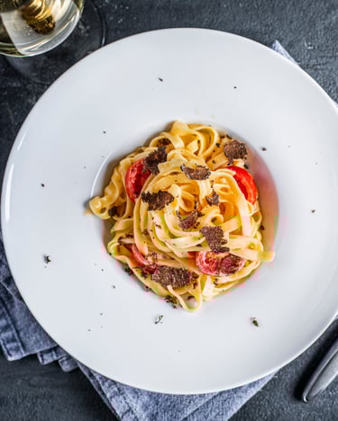 Italienisches-Nudelgericht-Trüffeln-und-Kirschtomaten