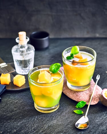 Gin Basil Smash mit Pfirsich-Maracuja-Eiswürfeln