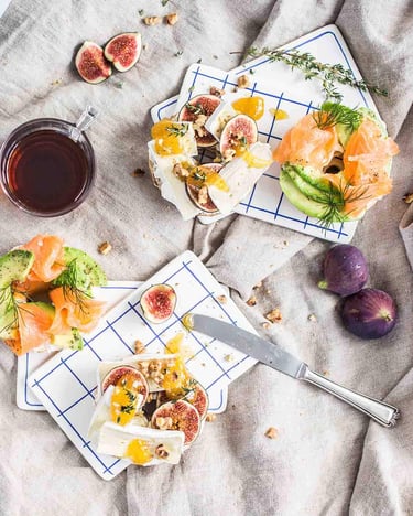 Bagels mit Avocado, Lachs, Brie und Feigen
