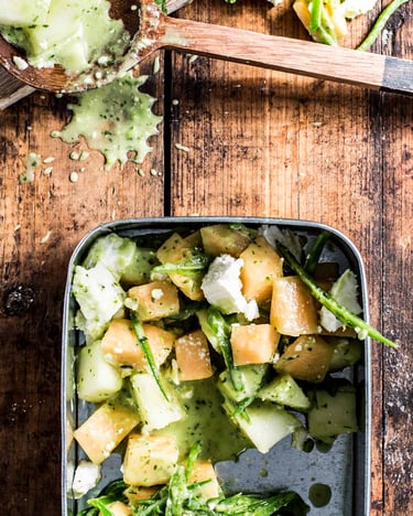 Honigmelonensalat mit Zuckerschoten und Feta.