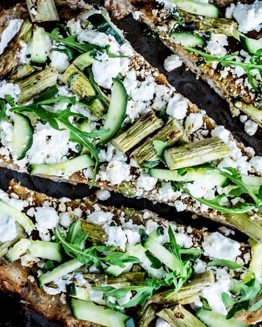 Fladenbrot-Pizza vom Grill mit grünem Spargel und Feta