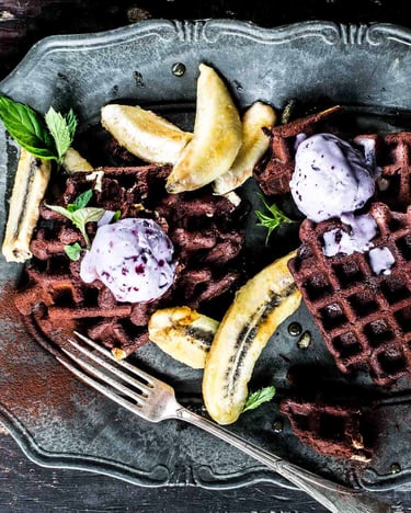 Schokowaffeln mit Heidelbeereis und Bananen