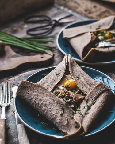 Galettes bretonnes mit Brie, Landschinken und Spiegelei