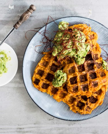 Vegane Süßkartoffel-Waffeln mit Avocado-Creme