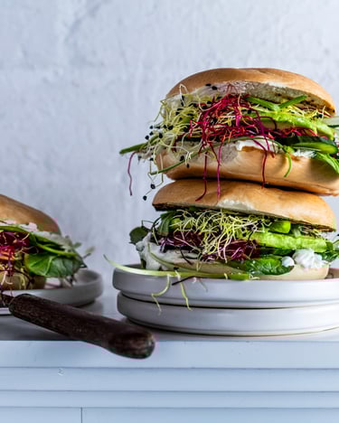 Frischkaese Bagel Mit Avocado Und Kresse