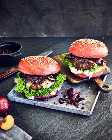 Beef Burger mit Kirsch-Pflaumen-Zwiebelconfit