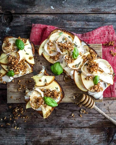 Rosinenbrot mit Ziegenkäse und Apfel