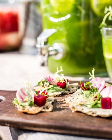 Cracker mit Sesam und grüner Soße