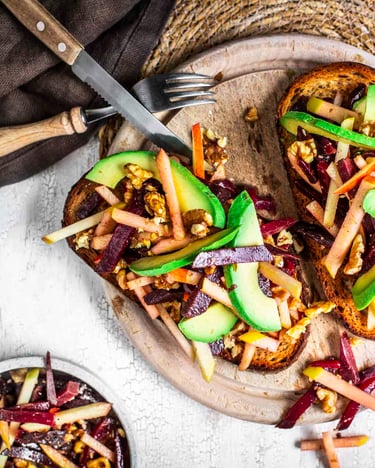 Stulle mit Rote-Beete-Apfel-Salat und Avocado