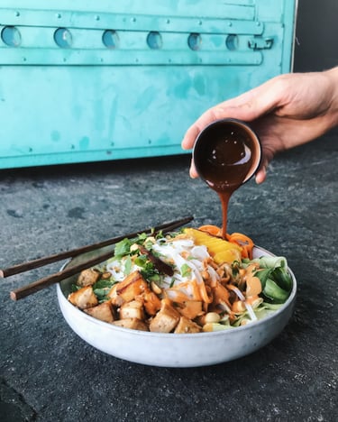 Reisbandnudelsalat mit gebackenem Tofu und Erdnusssauce