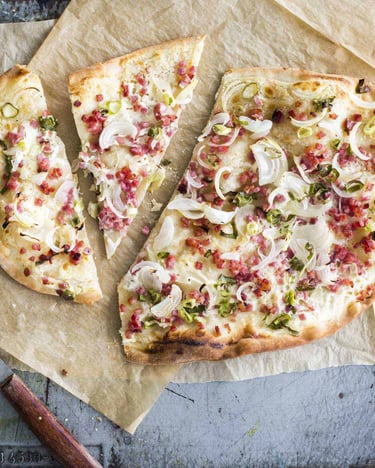 Klassischer Flammkuchen mit Speck und Zwiebeln