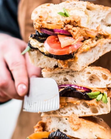 vegan gefülltes Fladenbrot gestapelt wie ein Dönerspieß