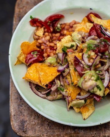Baked Beans mit Tomatensalat und überbackenen Tortillachips