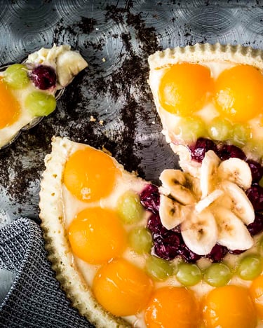 Bunter Obstkuchen mit Aprikosen