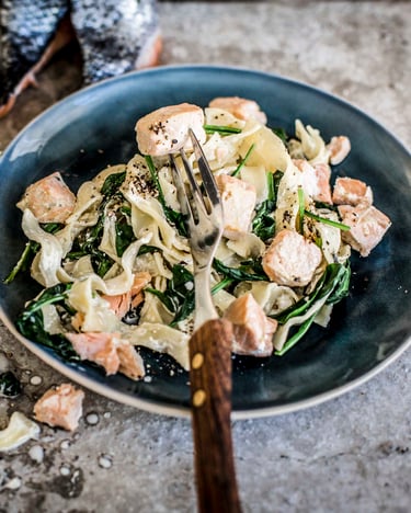 Bandnudeln Mit Zitronen Lachs Sauce Und Jungem Spinat