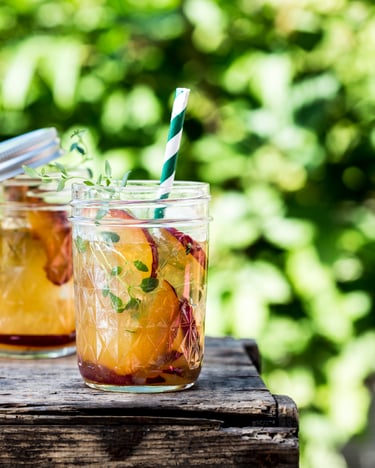 Aprikosen-Pflaumen-Cocktail mit Whiskey