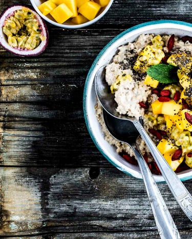 Mango-Kokosmilch-Porridge mit Chiasamen ung Gojibeeren.